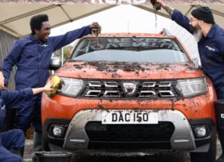 Super banho de lama tenta encorajar donos de Duster a fazer passeios 4×4