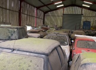 Misterioso galpão é encontrado abandonado cheio de carros raros